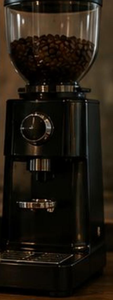 Kaffeemühle mit Portafilter neben der Espressomaschine